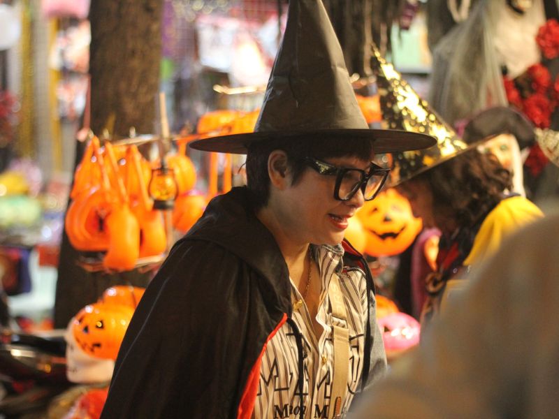 Liệu Bạn Có Nên Mặc Những Trang Phục Ngớ Ngẩn Vào Halloween?